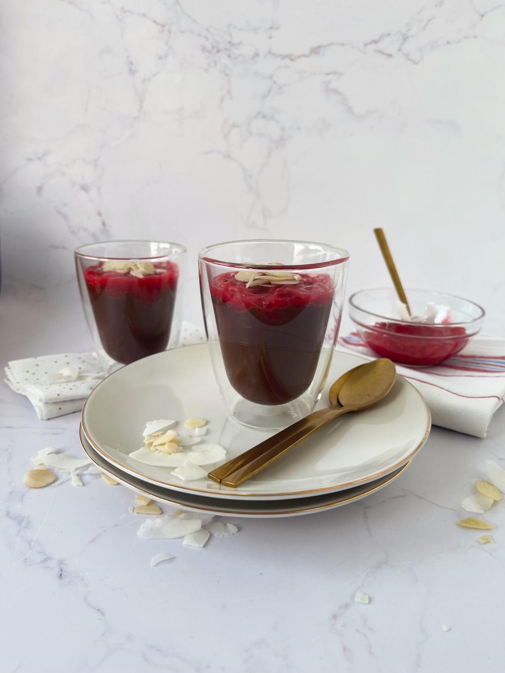 MOUSSE OD ČOKOLADE SA CRVENIM&nbsp;RIBIZIMA