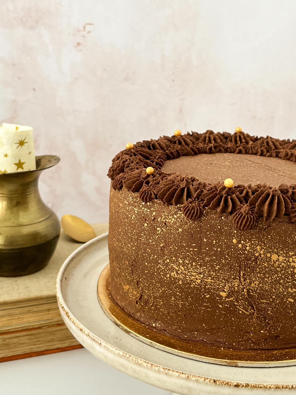 CAKE WITH VANILLA CREAM AND&nbsp;BANANAS