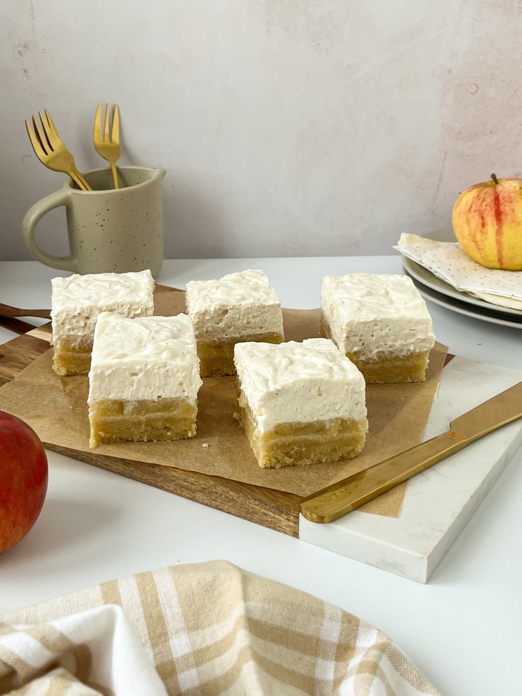 CHEESECAKE KOCKE SA&nbsp;JABUKAMA